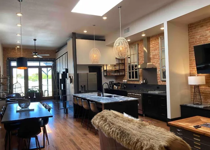 Luxe Main St Loft With Rooftop Lounge And Balcony
